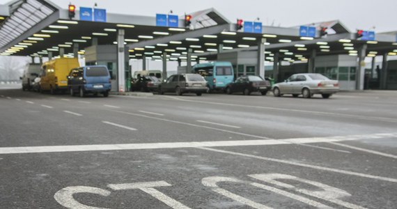 Jak informowały służby graniczne i celne, od jutra na drogowym przejściu granicznym Dorohusk-Jagodzin zawieszony zostanie ruch osobowy. Ma to na celu zwiększenie i usprawnienie odpraw ciężarówek w związku z transportem produktów z Ukrainy.