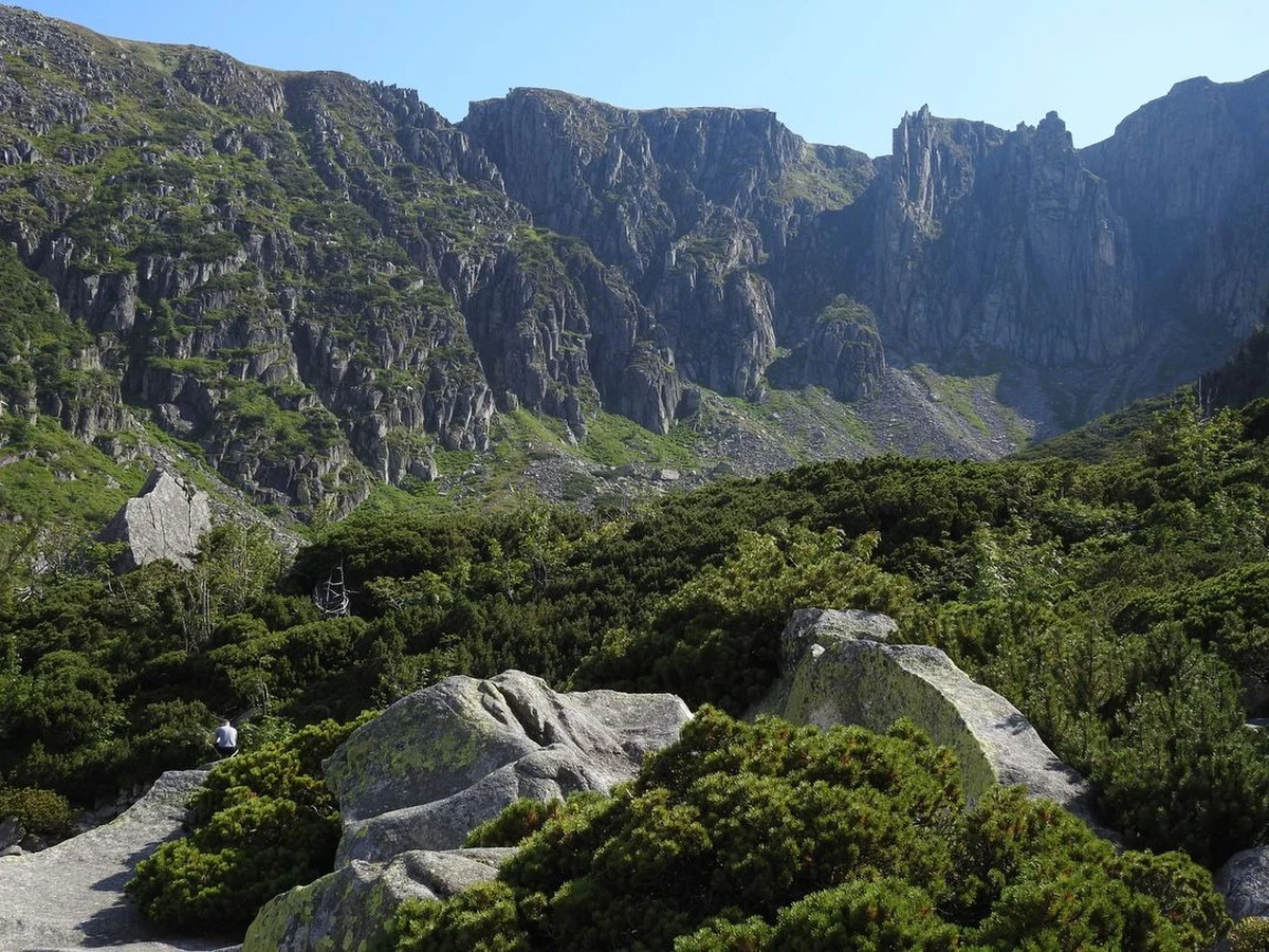​W Karkonoszach możliwe są dziś burze. To właśnie przed nimi przestrzegają goprowcy. Mają dla turystów konkretne rady, co robić kiedy podczas wędrówki górskim szlakiem nadejdzie burza. Wędrujący powinni pamietać też o upale i związanym z nim obowiązkowym wyposażeniu plecaka.