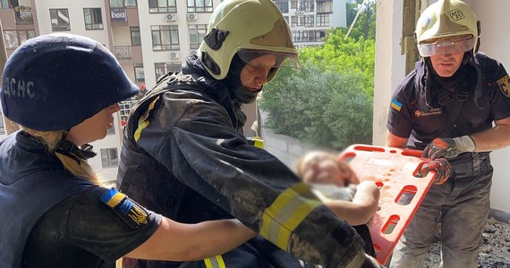 Po raz pierwszy od ponad trzech tygodni Rosja ponownie zaatakowała Kijów. W niedzielę wczesnym ranem rakiety trafiły w budynki mieszkalne. Rannych zostało 6 osób, w tym siedmioletnia dziewczynka. Jej ojciec zginął. "Putin celowo atakuje cele cywilne" - powiedział mer Kijowa Witalij Kliczko gazecie "Bild".