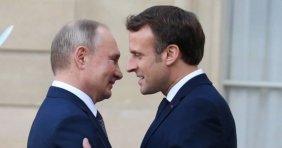 Francuskie media ujawniają szokujące fragmenty rozmowy prezydenta Francji Emmanuela Macrona z jego rosyjskim odpowiednikiem Władimirem Putinem. Rozmowa odbyła się zaledwie 4 dni przed początkiem rosyjskiej inwazji na Ukrainę. Z nagrania dowiadujemy się między innymi, że prezydenci są ze sobą na "ty", oraz że Putin prowadził rozmowę w trakcie treningu na siłowni.
