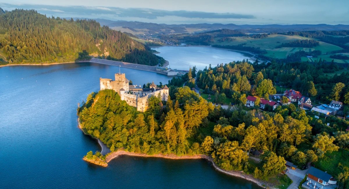 Na terenie Korony Zapory w Niedzicy (Małopolskie) udostępniono plenerową wystawę "Nekropolia na Bajkowej Górze" o kijowskim cmentarzu. Przygotował ją Narodowy Instytut Polskiego Dziedzictwa Kulturowego za Granicą "Polonika".