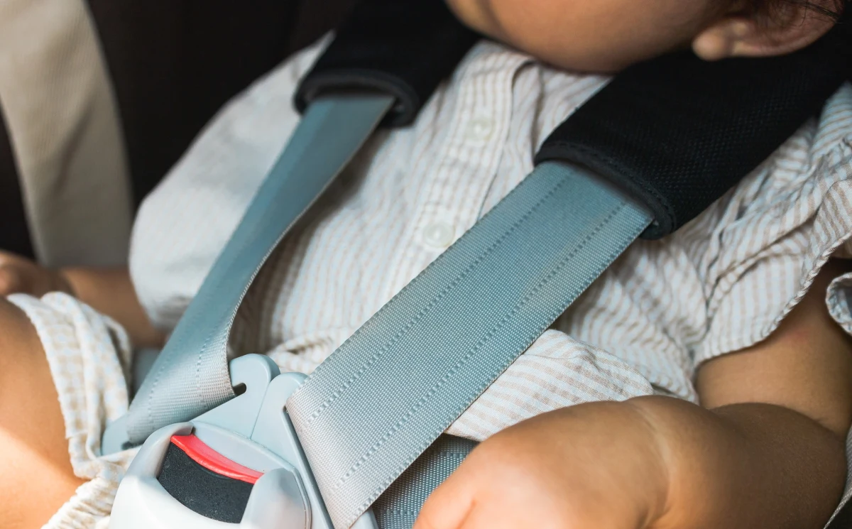 Kobieta zostawiła roczne dziecko w samochodzie na parkingu przy sklepie w Poznaniu. Sama poszła na zakupy. W aucie zostawiła uchylone okna. Dzięki błyskawicznej reakcji postronnych osób chłopcu nic się nie stało. 