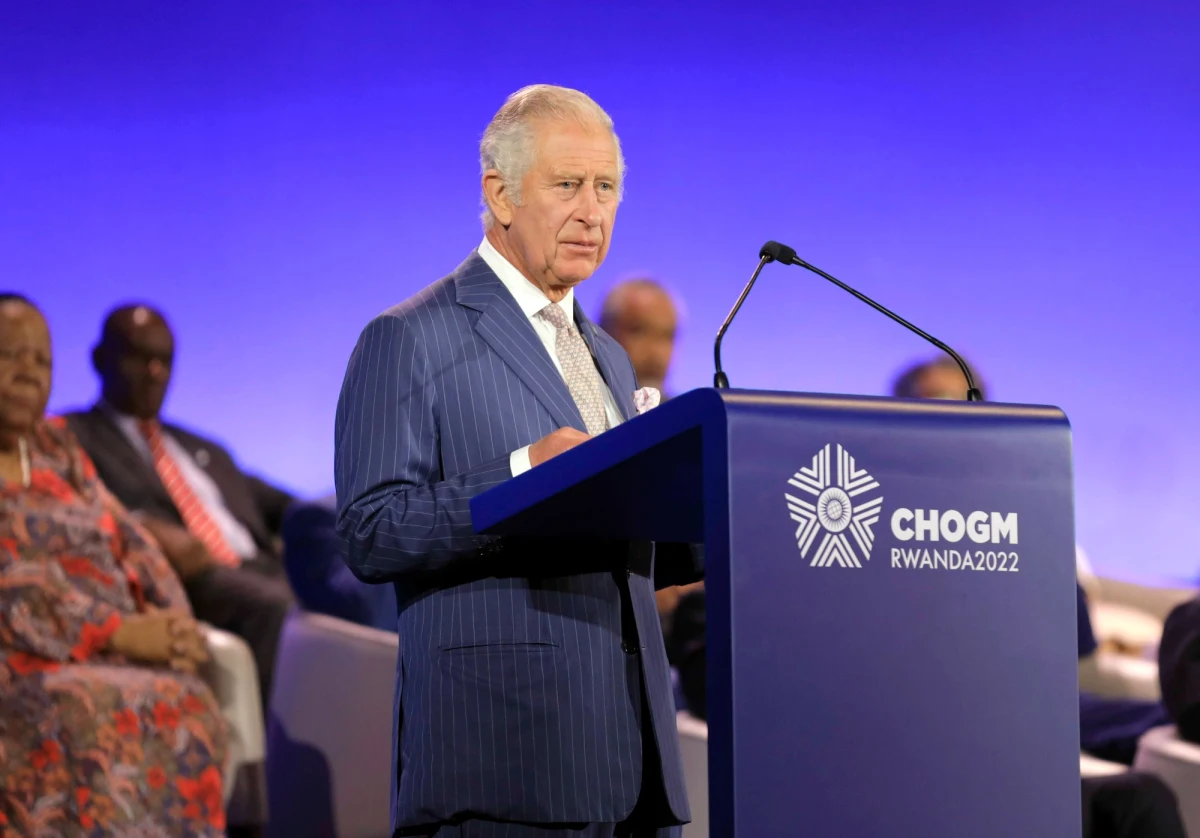 Brytyjskie media rozpisują się o spotkaniach księcia Karola z szejkiem Hamadem ibn Dżasim ibn Dżabr Al Sanim, w trakcie których następca brytyjskiego tronu otrzymał walizkę i torby z pieniędzmi. Mowa o 3 mln funtów, które trafiły potem do fundacji charytatywnej księcia.