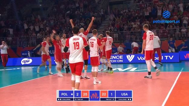 Skrót meczu Ligi Narodów 2022 Polska – USA 3:1 (21:25, 25:23, 26:24, 25:22). Turniej w Sofii.

Polscy siatkarze zatrzymali Amerykanów. W ostatnim meczu Ligi Narodów w czasie turnieju w Sofii "Biało-Czerwoni" wygrali 3:1. Reprezentanci Polski w dobrym stylu podnieśli się po przegranym pierwszym secie, w czym pomogła między innymi świetna skuteczność Bartosza Kurka. Kapitan polskiej kadry zdobył 23 punkty.
