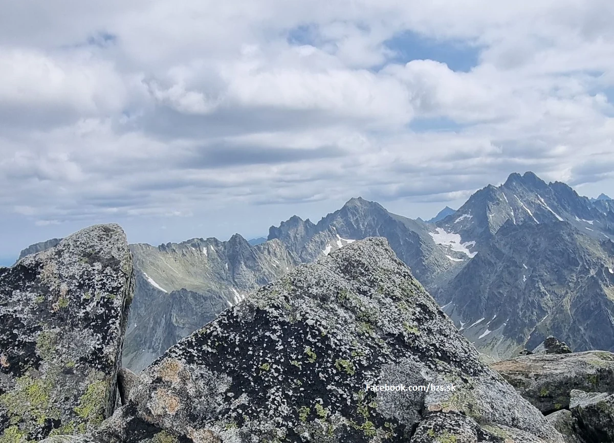 Polska turystka zginęła w rejonie Szatana - szczytu w Tatrach słowackich, na który nie prowadzi żaden znakowany szlak turystyczny - poinformowała Horska Zachranna Służba. Wezwani na miejsce słowaccy ratownicy nie mogli jej już pomóc.