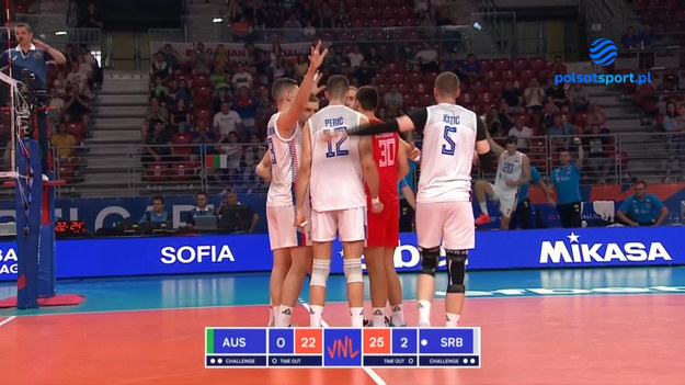 Skrót meczu Serbia - Australia 3:0 (25:17, 25:20, 25:22) rozegranego podczas Ligi Narodów siatkarzy.