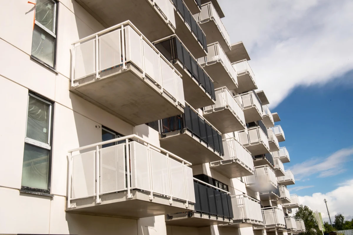 Jeszcze tylko do 30 czerwca właściciele domów oraz zarządcy nieruchomości mają czas na złożenie deklaracji o źródle ciepła do Centralnej Ewidencji Emisyjności Budynków. Z danych Głównego Urzędu Nadzoru Budowlanego wynika, że są takie gminy, gdzie tylko 18 proc. mieszkańców dopełniło obowiązku. Warto poświęcić czas na złożenie deklaracji, bo w przeciwnym razie grozi nam grzywna w wysokości do 500 zł. Może ona wzrosnąć do 5000 zł, jeśli sprawa trafi do sądu.