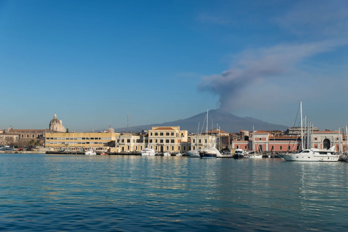 We Włoszech od 30 czerwca właściciele sklepów, punktów usługowych czy lokali gastronomicznych nie będą mogli odmówić przyjęcia 
płatności kartą. Jeżeli nie dostosują się do nowych przepisów grozić im będzie grzywna. 