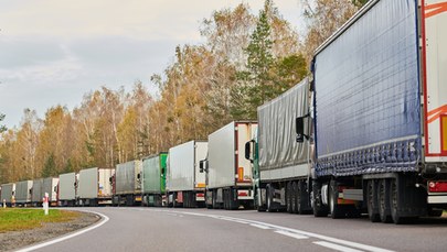 Problemy przewoźników. Urlopy kierowców mogą puścić ich z torbami