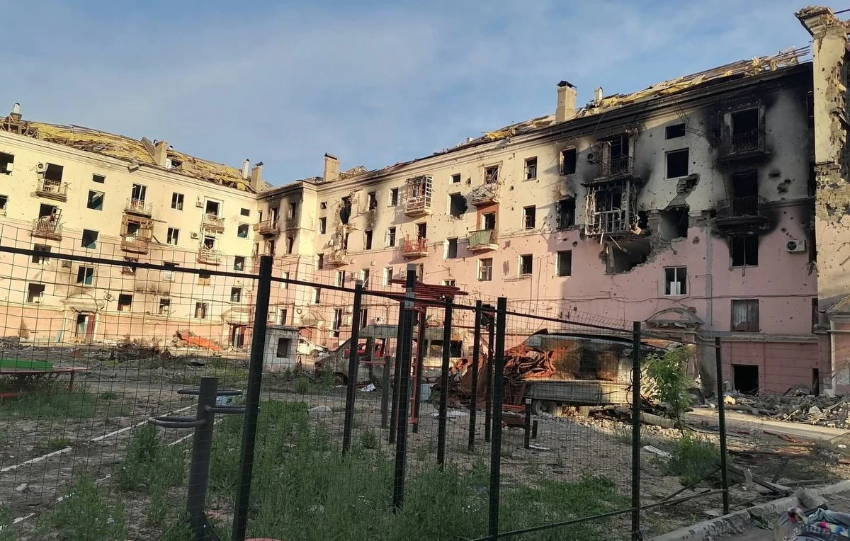 Doradca lojalnego wobec władz w Kijowie mera Mariupola Petro Andriuszczenko poinformował, że w jednym z domów w tym okupowanym mieście natrafiono na zwłoki ponad 100 osób zabitych w wyniku rosyjskich ataków lotniczych. Ciała te wciąż są pod gruzami. 