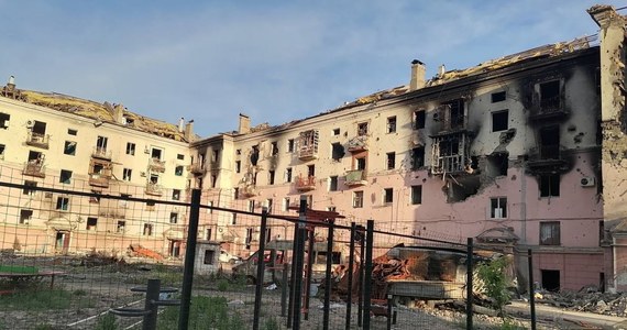 Doradca lojalnego wobec władz w Kijowie mera Mariupola Petro Andriuszczenko poinformował, że w jednym z domów w tym okupowanym mieście natrafiono na zwłoki ponad 100 osób zabitych w wyniku rosyjskich ataków lotniczych. Ciała te wciąż są pod gruzami. 