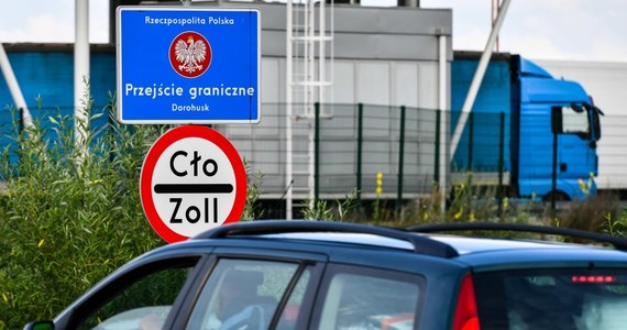 Na przejściu granicznym z Ukrainą w Dorohusku odprawiane są tylko samochody ciężarowe oraz czasowo regularne połączenia autobusowe. W kolejce do przejścia nie ma już samochodów osobowych – przekazał rzecznik Nadbużańskiego Oddziału Straży Granicznej kpt. Dariusz Sienicki.