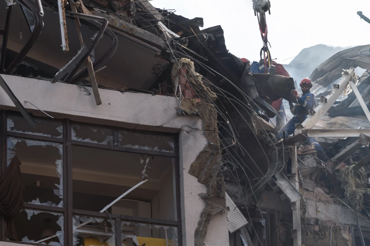 Niedzielny rosyjski atak rakietowy na Kijów był najpoważniejszym uderzeniem na stolicę Ukrainy od 29 kwietnia; ostrzał zakładów zbrojeniowych Artem należy odczytywać jako sygnał Kremla wobec Zachodu w kontekście trwającego szczytu G7 i planów dalszego wsparcia strony ukraińskiej - ocenił w najnowszym raporcie amerykański Instytut Badan nad Wojną (ISW).