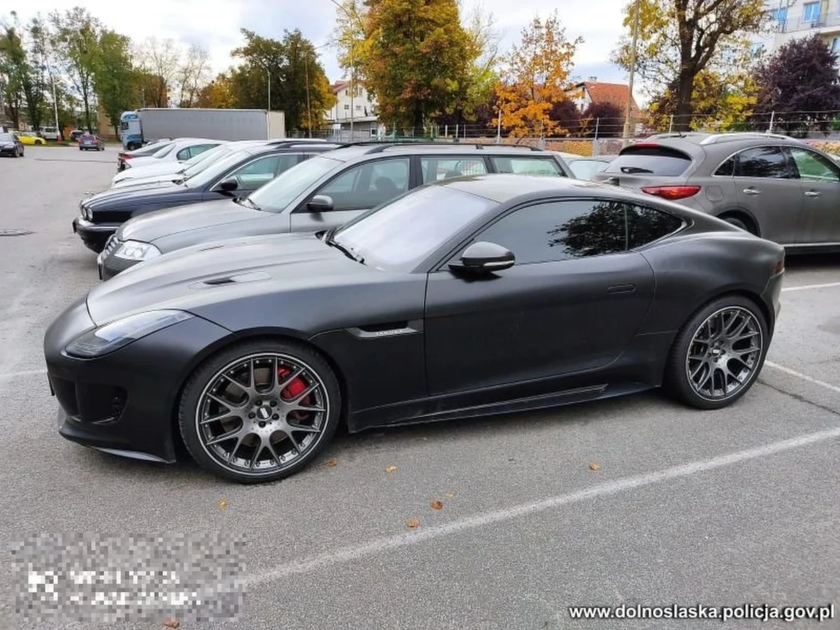 20 aut skradzionych z terenu Francji i Niemiec, których wartość szacowana jest na kwotę blisko miliona złotych, odzyskali dolnośląscy policjanci. Mundurowi rozbili szajkę zajmującą się kradzieżą pojazdów za granicą i zatrzymali podejrzanych.