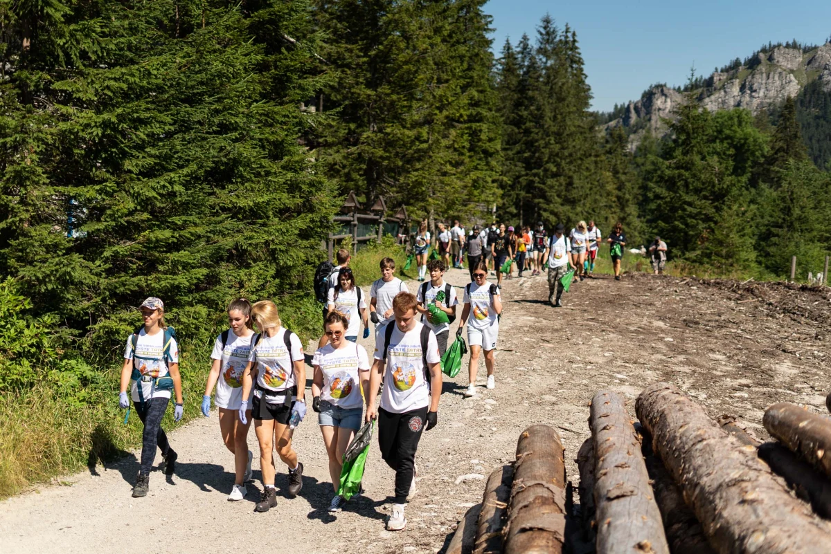W pierwszy weekend lipca po raz 11. posprzątane zostaną szlaki w ramach akcji „Czyste Tatry”. To wydarzenie ma przede wszystkim aspekt edukacyjny, a jak pokazuje doświadczenie, edukacji ekologicznej bardzo potrzebujemy. Pracownicy i wolontariusze Tatrzańskiego Parku Narodowego regularnie sprzątają nasze najwyższe góry, a znoszone w doliny tony śmieci wskazują, że wciąż mamy zadanie domowe do odrobienia.