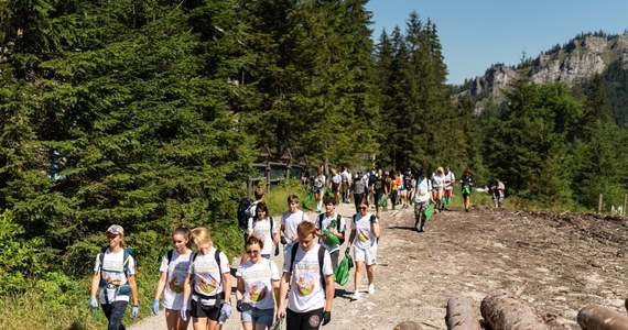 W pierwszy weekend lipca po raz 11. posprzątane zostaną szlaki w ramach akcji „Czyste Tatry”. To wydarzenie ma przede wszystkim aspekt edukacyjny, a jak pokazuje doświadczenie, edukacji ekologicznej bardzo potrzebujemy. Pracownicy i wolontariusze Tatrzańskiego Parku Narodowego regularnie sprzątają nasze najwyższe góry, a znoszone w doliny tony śmieci wskazują, że wciąż mamy zadanie domowe do odrobienia.