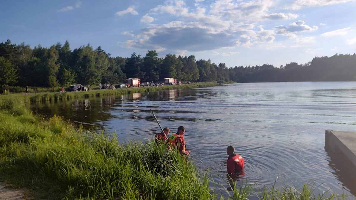Policjanci pod nadzorem prokuratury wyjaśniają okoliczności utonięcia, do którego doszło wczoraj w Leżajsku (woj. podkarpackie), w zbiorniku melioracyjnym na tzw. Florydzie. 24-latek wszedł do zbiornika i chwilę później zniknął pod wodą. Mężczyzna został wyciągnięty przez strażaków. Mimo reanimacji jego życia nie udało się uratować.