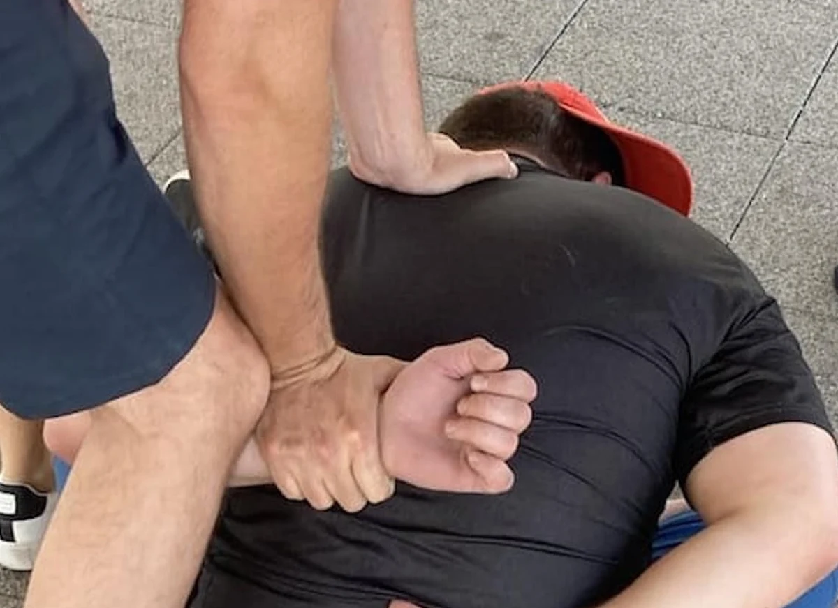 Dwóch mężczyzn zostało tymczasowo aresztowanych w związku ze zbrodnią w Czerwionce-Leszczynach na Śląsku. Wcześniej obaj podejrzani usłyszeli zarzut zabójstwa. Do zbrodni doszło w nocy z czwartku na piątek. 41-letni mieszkaniec Czerwionki-Leszczyn został zraniony nożem. Zmarł w szpitalu. 