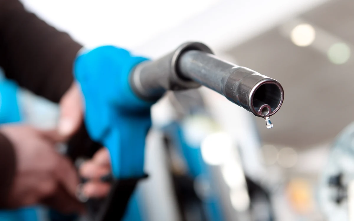 ​Stacje benzynowe na Węgrzech wprowadzają limity zakupów paliwa dla kierowców samochodów osobowych. W kraju wciąż obowiązuje urzędowa cena benzyny i oleju napędowego, będąca grubo poniżej ceny rynkowej.