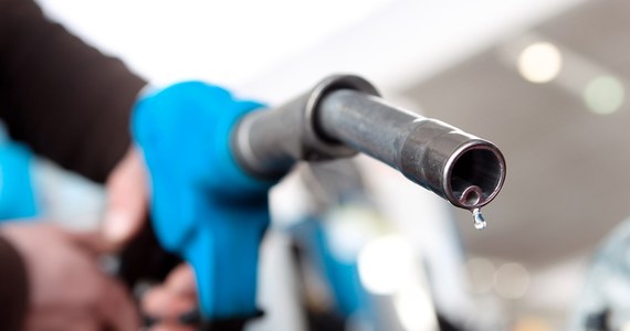 ​Stacje benzynowe na Węgrzech wprowadzają limity zakupów paliwa dla kierowców samochodów osobowych. W kraju wciąż obowiązuje urzędowa cena benzyny i oleju napędowego, będąca grubo poniżej ceny rynkowej.