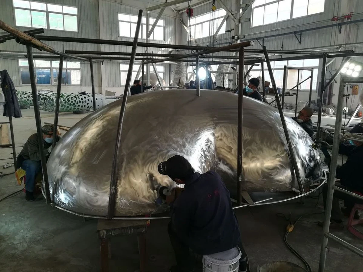 Wielka rzeźba serca dotarła z Chin do Polski. Teraz czeka ją podróż z Pomorza do Łodzi, gdzie stanie na placu Wielkiej Orkiestry Świątecznej Pomocy – informuje łódzki magistrat.