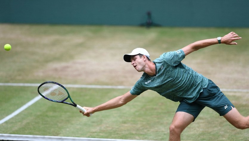 Hubert Hurkacz memulai Wimbledon dengan masalah.  Hujan datang untuk menyelamatkan