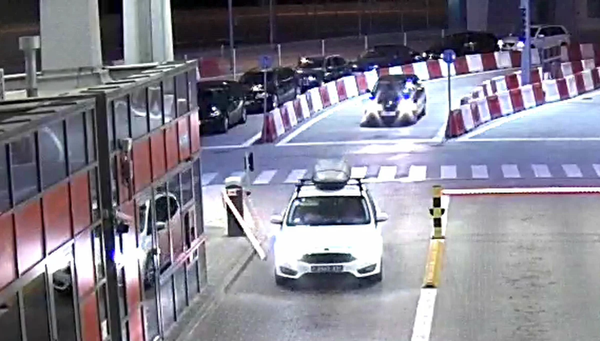 Pijany 67-letni mężczyzna staranował szlaban na przejściu granicznym w Budomierzu (Podkarpackie) i ominął strefę kontroli. Został zatrzymany przez funkcjonariuszy Bieszczadzkiego Oddziału Straży Granicznej. Usłyszał zarzuty siłowego przekroczenia granicy i jazdy pod wpływem alkoholu.