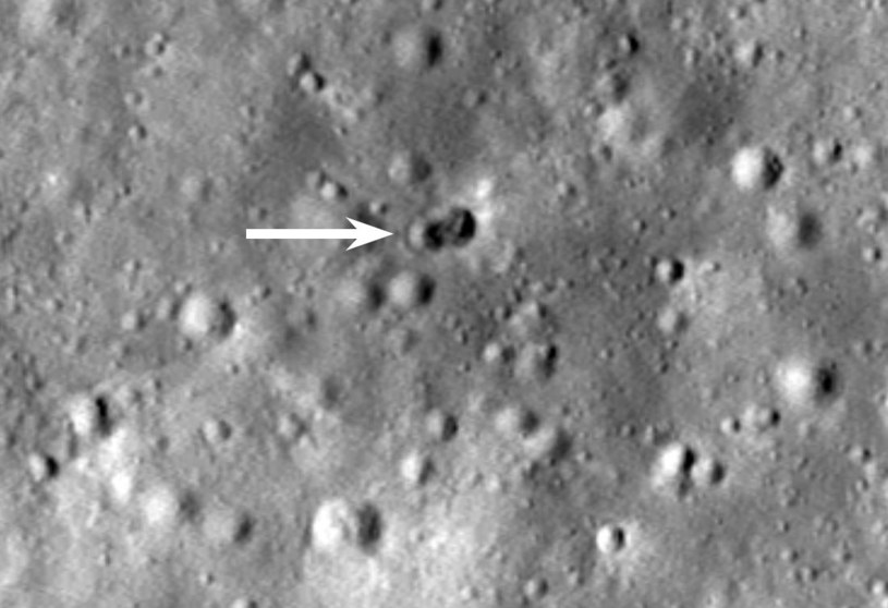 NASA poinformowała, że sonda Lunar Reconnaissance Orbiter (LRO) odkryła na powierzchni Księżyca nietypowy podwójny krater, będący najpewniej efektem uderzenia rakiety, do którego doszło 4 marca. 