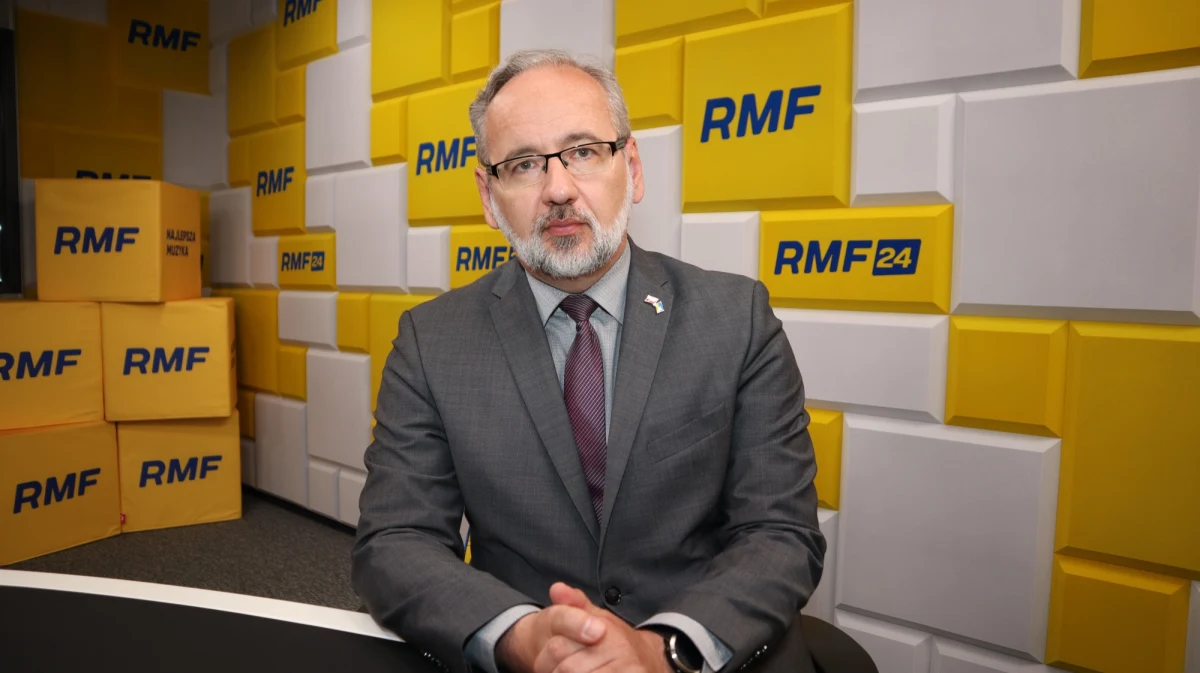 "Cały czas epidemia jest z nami, przypadki występują. W ostatnim czasie jest ich góra 300 dziennie, ale widzimy w Europie tendencję do zwiększania liczby zakażeń” – mówił w Rozmowie w południe w RMF FM minister zdrowia Adam Niedzielski. „Według krótkookresowych prognoz widzimy, że na początku lipca pewne zwiększenie, takie przejściowe do około tysiąca przypadków dziennie może nastąpić" – mówił. Rozmówca Mariusza Piekarskiego przyznał, że najczarniejsze prognozy na jesień mówią o kilkudziesięciu tysiącach przypadków zakażeń dziennie. "Czarny scenariusz mówił nawet o 30 tys. hospitalizacji" – powiedział minister zdrowia. Wyraził jednak nadzieje, że przyspieszenie zjawisk pandemicznych po wakacjach "nie będzie wymagało od nas zmiany czy zniekształceń dotyczących życia społecznego i gospodarczego". 