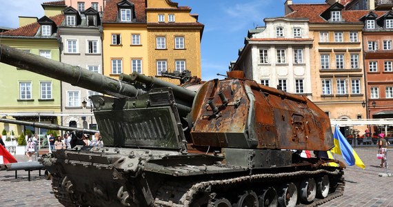 Rosyjskie czołgi, zniszczone w czasie wojny w Ukrainie, stanęły w centrum Warszawy. Maszyny pojawiły się na placu Zamkowym w Warszawie w ramach wystawy "Za wolność naszą i waszą". To m.in. czołg T-72BA i rosyjska armatohaubica.