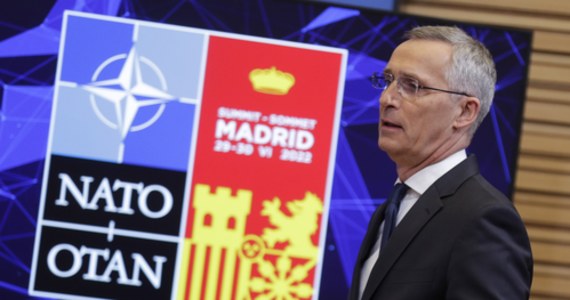 Kilka deklaracji padło ze strony sekretarza generalnego NATO w przeddzień szczytu w Madrycie. "Przekształcimy siły reagowania NATO i zwiększymy liczbę naszych sił wysokiej gotowości do znacznie ponad 300 tys. NATO na szczycie w Madrycie uzna Rosję za bezpośrednie i nieuchronne zagrożenie dla bezpieczeństwa i wartości Sojuszu" – zapowiedział Jens Stoltenberg. Szef wojskowego sojuszu przyznał, że obecna koncepcja, która uznaje Rosję strategicznym partnerem jest już nieaktualna. Szczyt NATO w Madrycie przyjmie więc nowy dokument. 