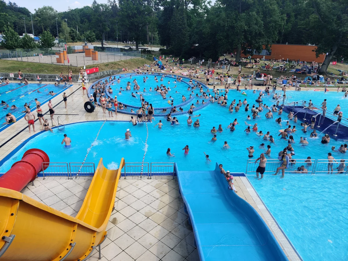 To był rekordowy weekend na szczecińskiej Arkonce. Podczas upalnych dni kompleks odkrytych basenów odwiedziło ponad 16,5 tysiąca osób. Niestety przybywa pijanych gości obiektu.