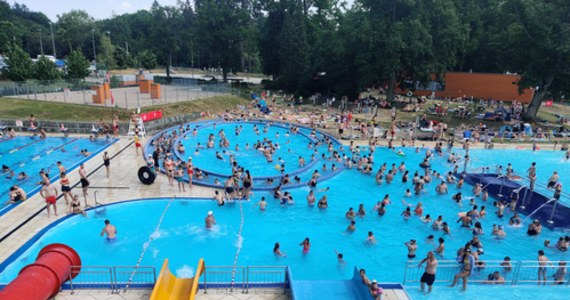 To był rekordowy weekend na szczecińskiej Arkonce. Podczas upalnych dni kompleks odkrytych basenów odwiedziło ponad 16,5 tysiąca osób. Niestety przybywa pijanych gości obiektu.