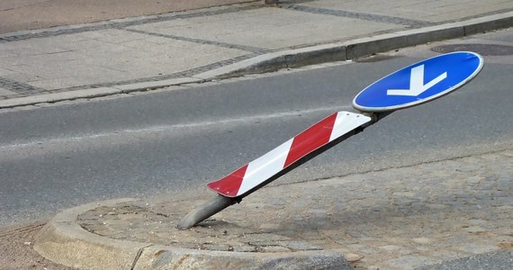 Policjanci z Gniezna w Wielkopolsce zatrzymali kierowcę, który dziś rano pędząc ulicami miasta samochodem dostawczym uszkodził pięć zaparkowanych samochodów, po czym rozbił się na ulicznej latarni i uciekł.

