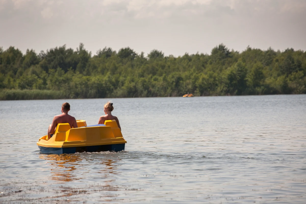 300 zł mandatu musi zapłacić 25-latek, który w niedzielę będąc pod wpływem alkoholu, pływał rowerem wodnym po Jeziorze Ełckim.

