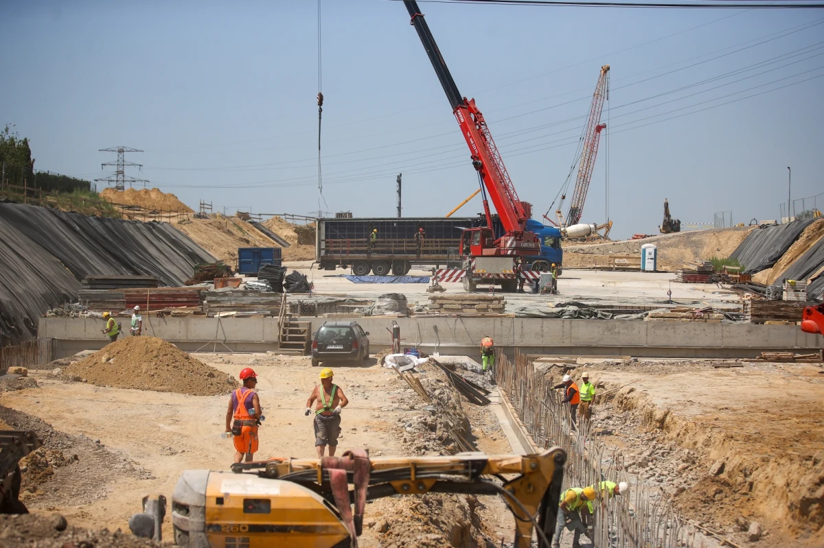 "Budowa Północnej Obwodnicy Krakowa (POK), mimo trudności, jest realizowana i ma szansę zakończyć się w wyznaczonych terminach" – poinformował minister infrastruktury Andrzej Adamczyk. Polityk wizytował dziś inwestycję. 