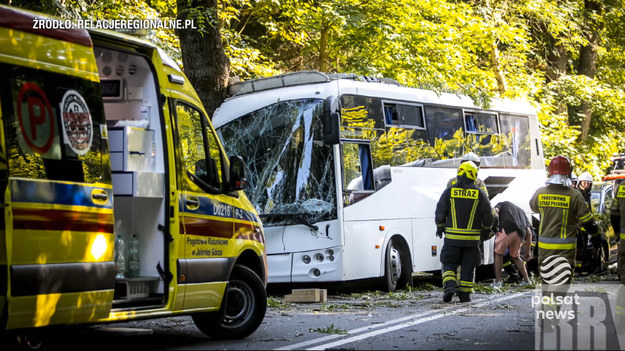 Poważny wypadek na Dolnym Śląsku. Autobus pełen turystów, jadących do Karpacza, uderzył w drzewo. Trzynaście osób jest rannych, dwie z nich zostały przetransportowane do szpitala śmigłowcami Lotniczego Pogotowia Ratunkowego. Kierowca autobusu był trzeźwy. Okoliczności wypadku bada policja. W pierwszy wakacyjne weekend doszło do 146 wypadków, zginęło dziesięć osób.Materiał dla "Wydarzeń" przygotowała Ewelina Niemirka.