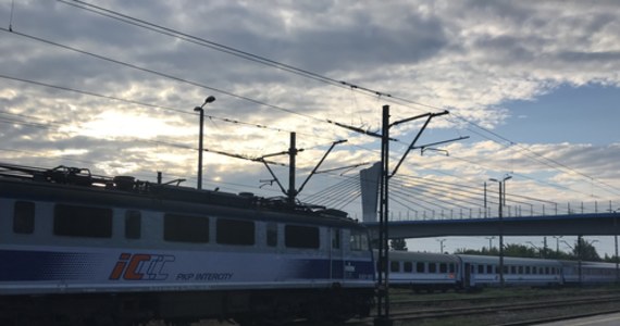 W Trzebini w Małopolsce jeden z wagonów pociągu relacji Przemyśl-Zielona Góra wjechał na inny tor. Konieczne było zatrzymanie całego składu.