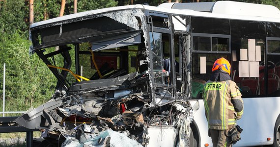 1 osoba nie żyje, 8 jest rannych. To wstępny bilans wypadku autobusu komunikacji miejskiej i ciężarówki, do którego doszło w Ząbkach na Mazowszu. 