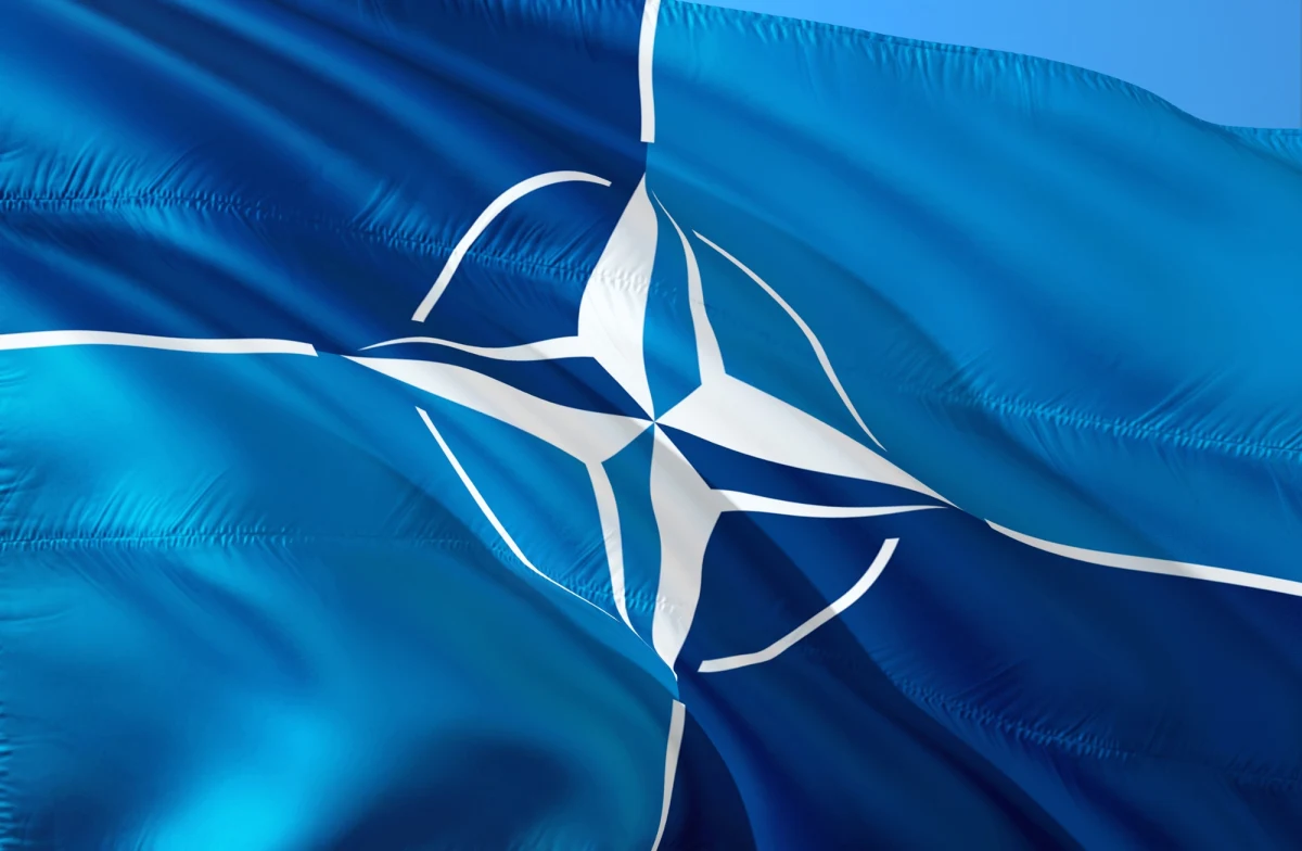 Rozpoczyna się szczyt NATO w Madrycie. Jakie zapadną na nim decyzje? "Na pewno możemy liczyć na zwiększenie ogólnej puli sił, które stacjonują w Polsce i krajach flanki wschodniej" – mówił w programie „7 pytań o 07:07” w Radiu RMF24 analityk Polskiego Instytutu Spraw Międzynarodowych dr Marcin Terlikowski. Tłumaczył, że chodzi o wojska, które stacjonują w macierzystych bazach, ale „mają zostać przerzucone na wschodnią flankę NATO w czasie kryzysu, wzrostu napięcia, w sytuacji, kiedy Rosja chciałaby eskalować, testować NATO”. „Mówi się ogólnie o zwiększeniu sił, które są w tej chwili na poziomie tysiąca żołnierzy, do poziomu nawet brygad, a więc nawet ponad 5 tys. żołnierzy” – podkreślił. 