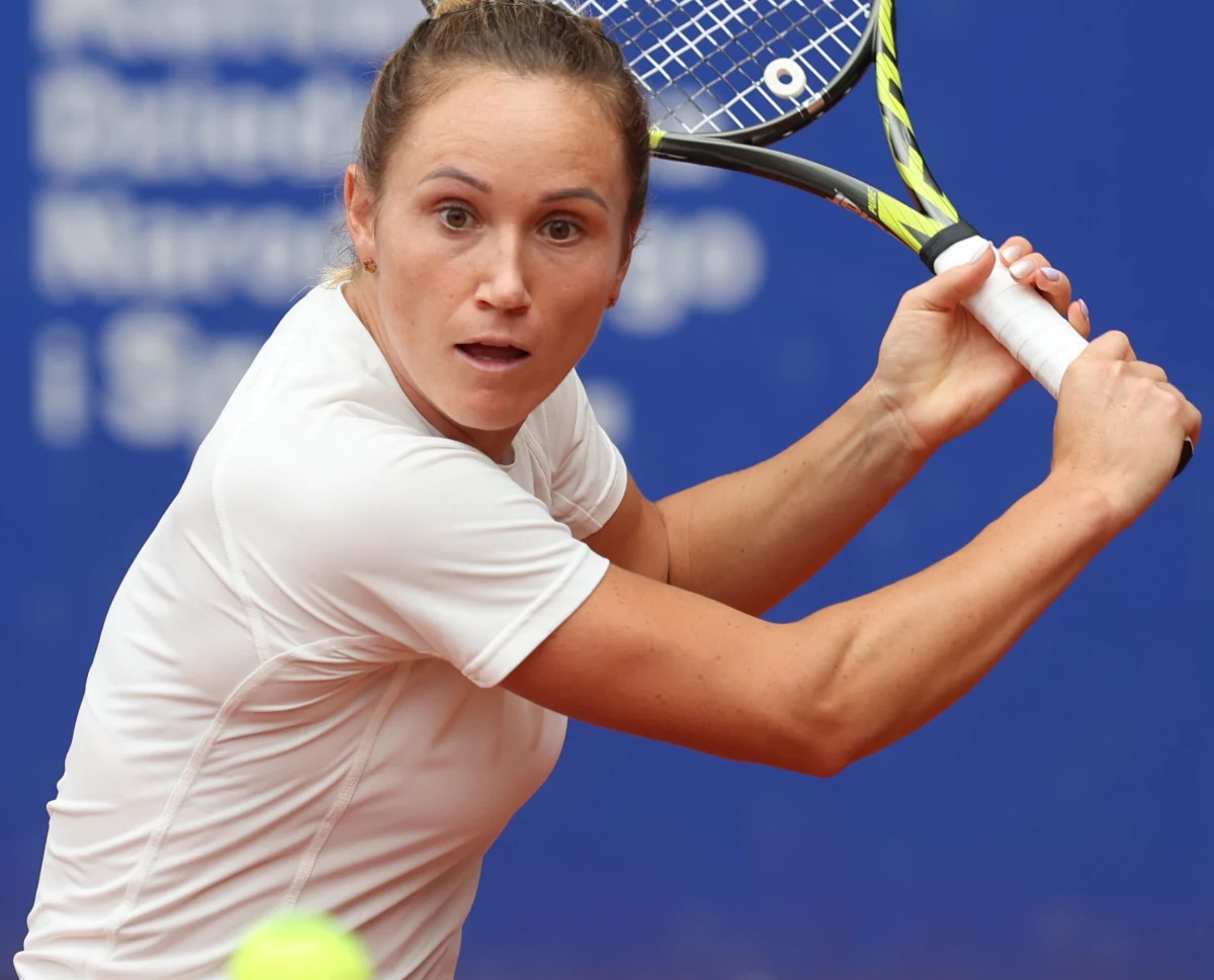 Debiutująca w głównej drabince Wimbledonu Katarzyna Kawa awansowała do drugiej rundy, pokonując na otwarcie Kanadyjkę Rebeccę Marino 6:4, 3:6, 7:5.