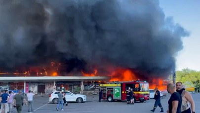 Ukraina: Rosjanie ostrzelali centrum handlowe w Krzemieńczuku. Wiele ofiar