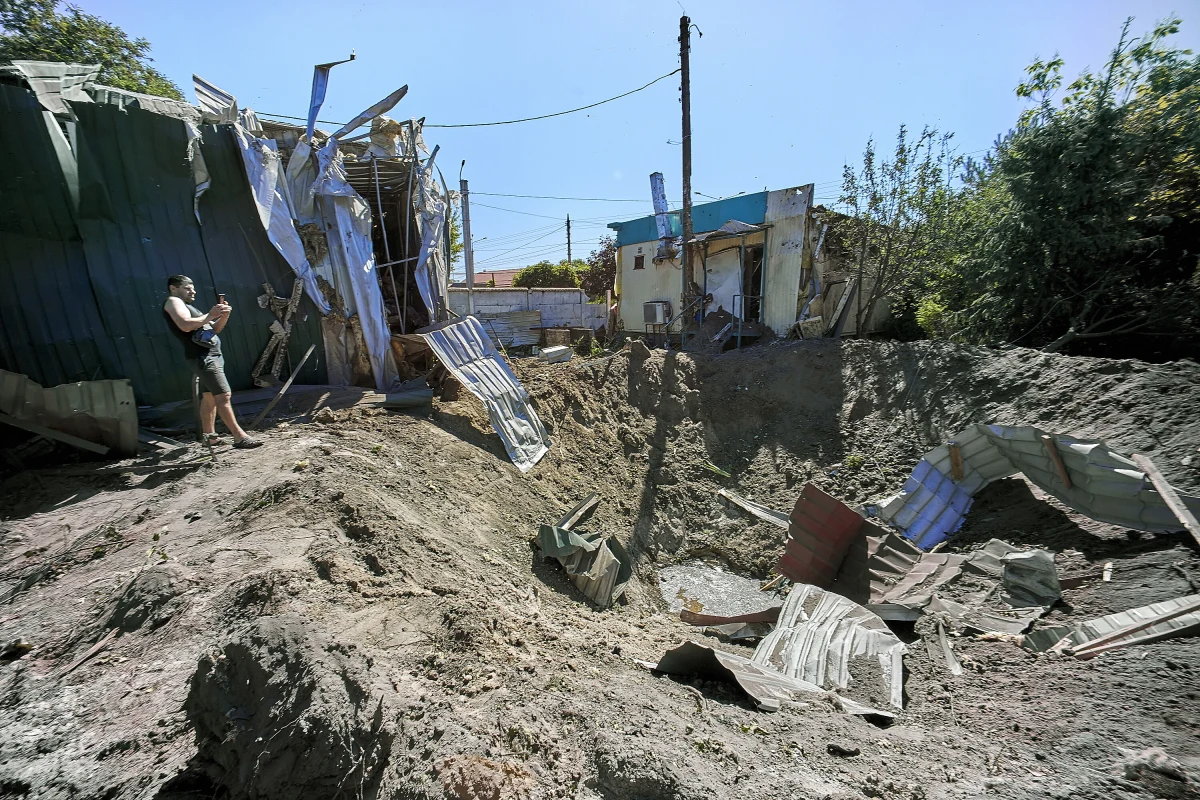 Wojsko rosyjskie ostrzelało w poniedziałek Charków na wschodzie Ukrainy. Trafiono w podwórza i ulice. Co najmniej cztery osoby zginęły, a 19 zostało rannych, w tym czworo dzieci - poinformował szef władz obwodu charkowskiego Ołeh Syniehubow.