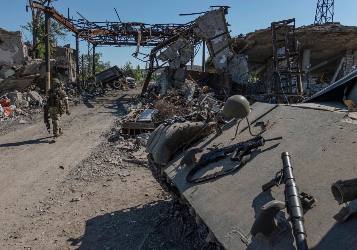 Cierpiący głód mieszkańcy okupowanego przez Rosjan Mariupola zmuszeni są do polowania na gołębie - poinformowały w poniedziałek władze miasta. Poważnym problemem jest też brak wody pitnej.