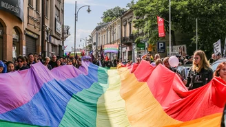 Wizerunek radnego PiS na zaproszeniach na marsz równości. Zawiadamia prokuraturę