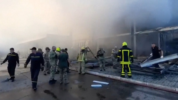Państwowe Pogotowie Ratunkowe Ukrainy udostępniło materiały filmowe z ratownikami odgruzowującymi centrum handlowe „Amstor” w centralnym ukraińskim mieście Krzemieńczuk. Centrum handlowe zostało trafione rosyjskim uderzeniem rakietowym, w którym zginęło co najmniej 10 osób, a ponad 40 zostało rannych.