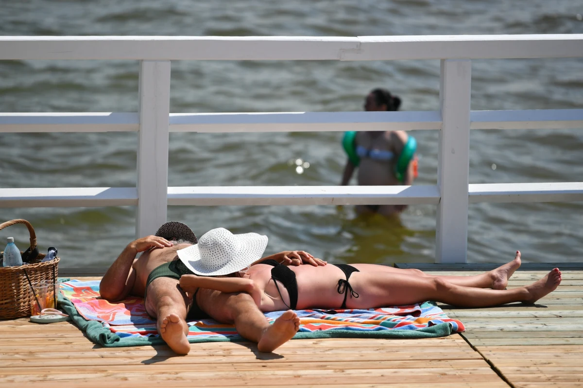 Przed nami kolejny dzień z temperaturą sięgającą powyżej 30 stopni C. We wschodniej połowie kraju nadchodząca noc będzie tropikalna - mówią synoptycy. Według najnowszej prognozy numerycznej w czwartek i piątek prognozowana temperatura w niektórych regionach kraju może dochodzić do 38°C. 