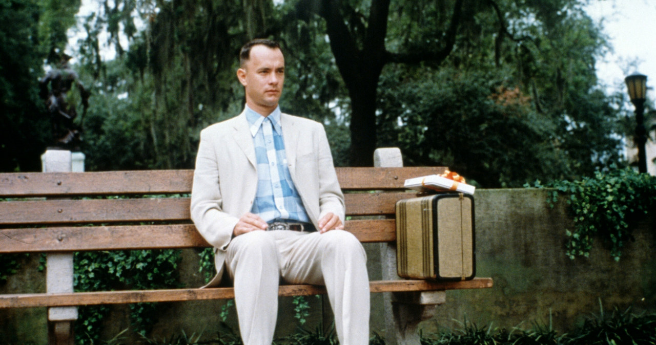 Myśląc o filmie "Forrest Gump", nie sposób nie wspomnieć kultowego już powiedzenia, że życie jest jak pudełko czekoladek. Tymczasem Tom Hanks w jednym z ostatnich wywiadów przyznał, że nie do końca zgadzał się z wizją reżysera i w trakcie zdjęć uważał, że sceny na ławce - które stały się ważnym elementem fabuły i przeszły do historii kina - są zbyteczne.