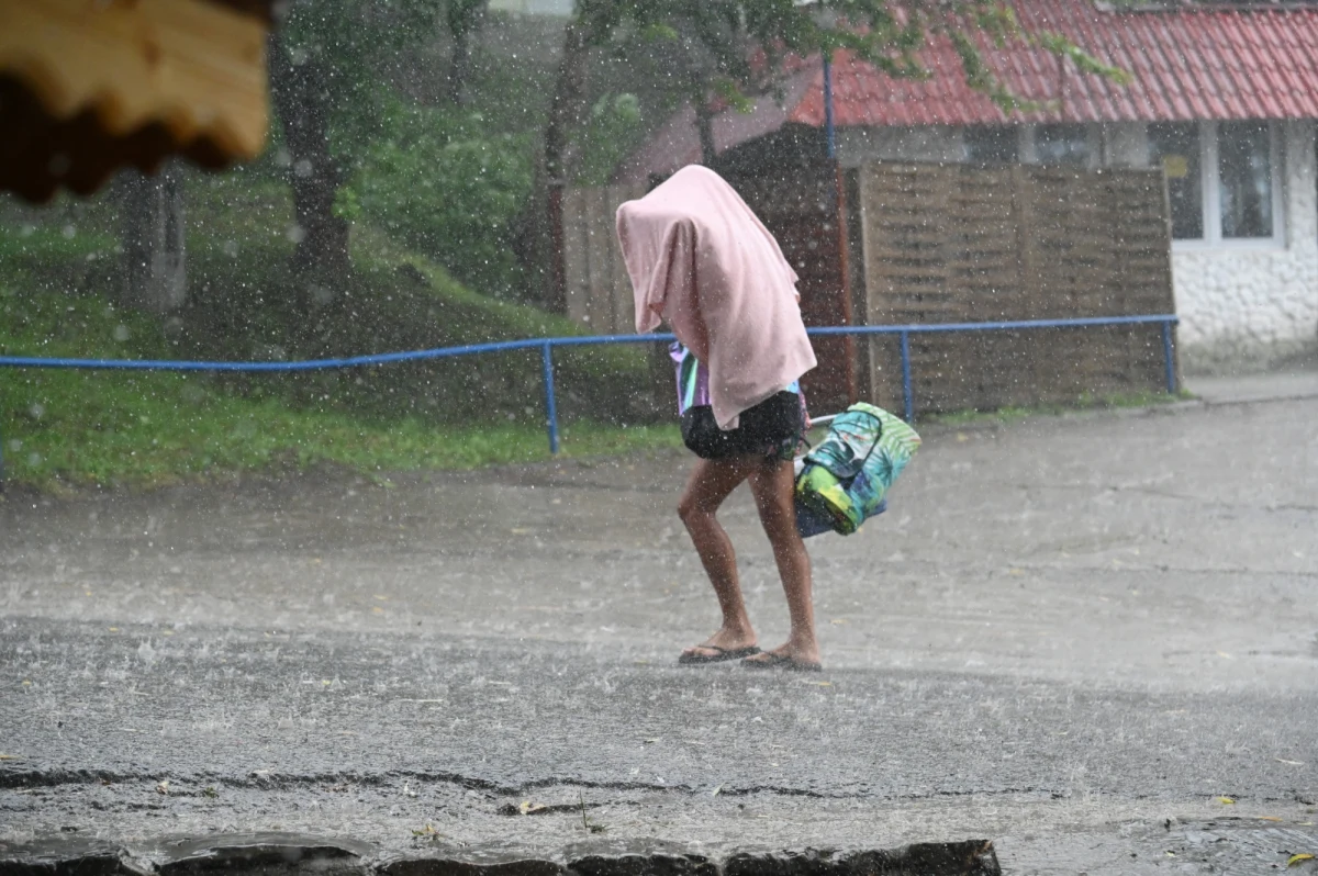 Temperatura ponad 30 stopni C. a do tego miejscami intensywne burze. Synoptycy ostrzegają przed załamaniem pogody. 
