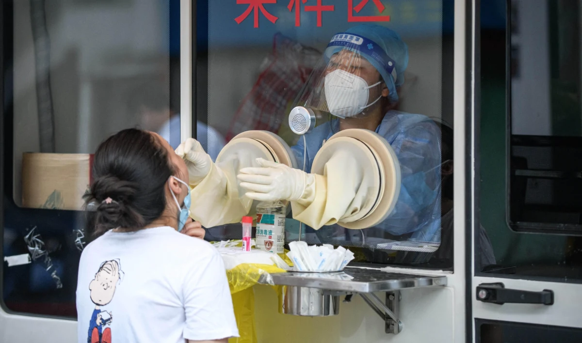 Chińscy cenzorzy usunęli z sieci burzliwą dyskusję na temat sugestii sekretarza partii w Pekinie Caia Qi, że restrykcje covidowe, w tym zamknięcie granic dla turystów, ograniczenia podróży i masowe testy, zostaną utrzymane przez pięć lat - podała stacja CNN. 